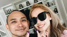 BCL dan suami tak mau ketinggalan memperlihatkan foto setelah nyoblos dengan kelingking yang sudah dikenai tinta. (Foto: Instagram/ itsmebcl)