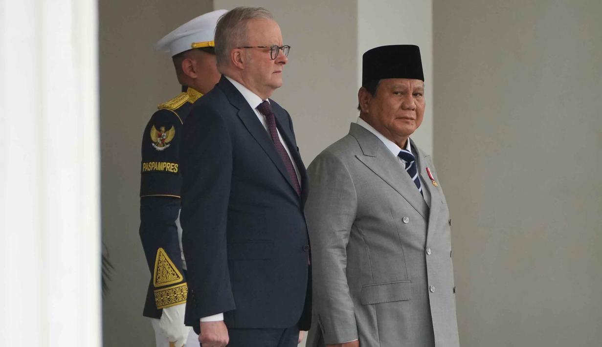 Pertemuan tersebut menjadi momentum penguatan hubungan bilateral yang selama ini ditopang kerja sama di berbagai sektor, terutama pendidikan dan ekonomi. Tampak dalam foto, Presiden Republik Indonesia, Prabowo Subianto (kanan) dan Perdana Menteri Australia. Anthony Albanese, saat upacara penyambutan sebelum pertemuan mereka di Istana Merdeka, Jakarta, Jumat 6 Februari 2026. (AP Photo/Achmad Ibrahim)