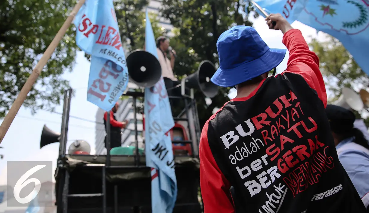 Buruh yang tergabung dalam Federasi Serikat Pekerja Metal Indonesia (FSPMI) saat menggelar aksi di Balaikota, Jakarta, Kamis (25/11). Dalam aksinya para buruh menuntut pencabutan PP Nomor 78 Tahun 2015 tentang pengupahan. (Liputan6.com/Faizal Fanani)