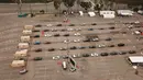 Antrean kendaraan terlihat dari pandangan udara di lokasi pengujian COVID-19 drive-thru di Stadion Dodger di Los Angeles, California, Rabu (18/11/2020). Pejabat kesehatan Los Angeles County memperingatkan adanya peningkatan tajam dalam jumlah kasus COVID-19 dan rawat inap. (Robyn Beck/AFP)