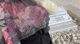 Setiap Lebaran, momen berkumpul bersama keluarga terasa hampa tanpa kehadiran Ameer. Namun, di tengah kesedihan, Nadzira menunjukkan ketegaran dan kemandirian yang ia temukan setelah ditinggal sang suami. Ia bersyukur atas pengalaman tersebut karena telah membuatnya lebih kuat dan menemukan jati dirinya. (Liputan6.com/IG/@enazirashf_)