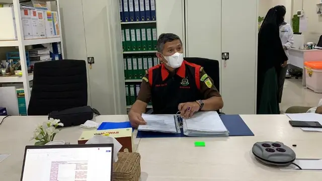 Penyidik Pidana Khusus Kejati Riau saat menggeledah kantor PLN terkait dugaan korupsi jaringan listrik.