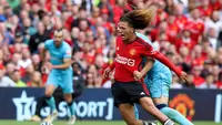 Gelandang&nbsp;Manchester United Hannibal Mejbri&nbsp;dilanggar bek Athletic Bilbao Aitor Paredes dalam pertandingan persahabatan pramusim di Avia Stadium, Dublin, Minggu, 6 Agustus 2023. (Paul Faith / AFP)