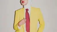 Olla Ramlan Unggah Potret Terbaru yang Memukau, Tampil dengan Power Suit Kuning dan Gaya Chic yang Memukau