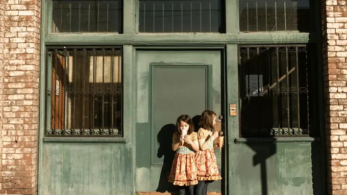 Anak-anak memakan es krim