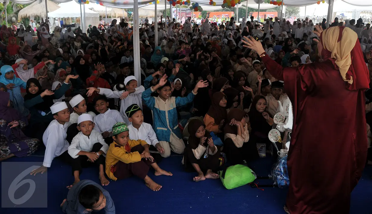 Sejumlah anak yatim piatu mengikuti buka bersama SCTV - Indosiar dan Yayasan Peduli Anak Indonesia (Pena) di Taman Impian Jaya Ancol, Jakarta, Selasa (21/6). Acara ini mengundang 1.000 anak yatim piatu dari 19 panti asuhan. (Liputan6.com/Johan Tallo)