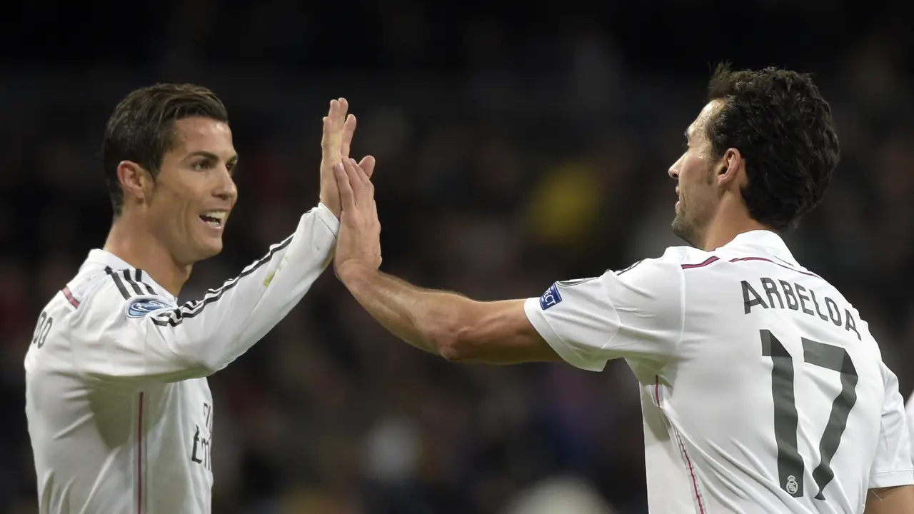 Alvaro Arbeloa (kanan) membela Real Madrid bersama Cristiano Ronaldo selama tujuh musim pada 2009-2016. (AFP/Gerard Julien)