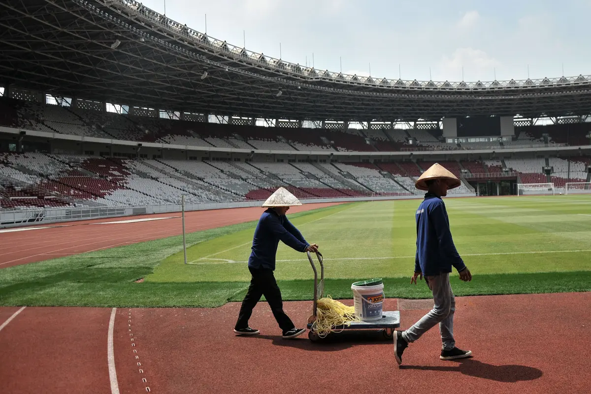 Perawatan Lapangan Stadion GBK Jelang Piala Dunia U20