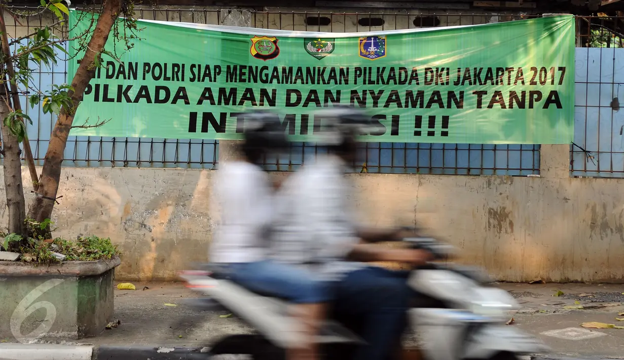 Spanduk himbauan jelang pelaksanaan Pilkada DKI Jakarta putaran 2 terpampang di Jalan Kemang Raya, Jakarta, Minggu (16/4). Pilkada DKI Jakarta putaran 2 akan berlangsung pada Rabu 19 April mendatang. (Liputan6.com/Helmi Fithriansyah)