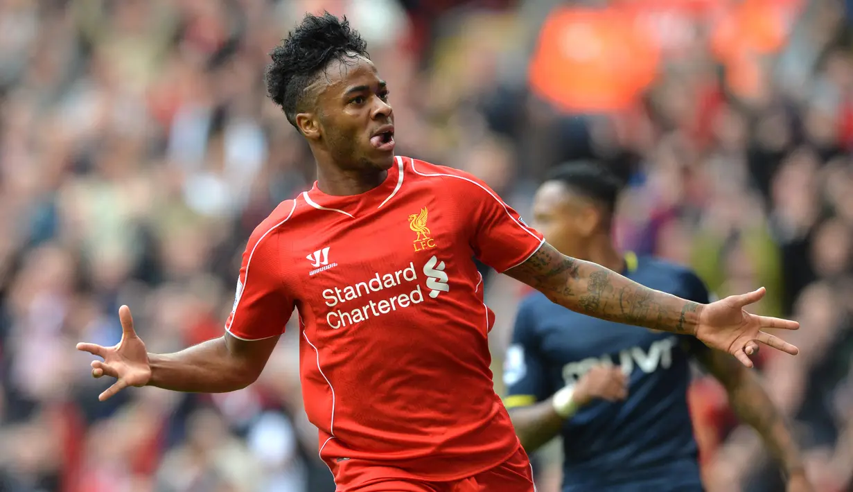 Raheem Sterling. Saat menerima Golden Boy edisi 2014, gelandang asal Inggris ini berusia 20 tahun dan tengah menjalani musim ke-4 atau terakhir bersama Liverpool. Selama dua musim, 2013/2014 dan 2014/2015 ia mampu menyumbang masing-masing di atas 10 gol bagi The Reds. (AFP/Paul Ellis)