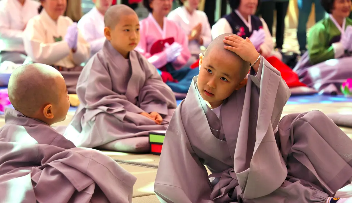 Sejumlah anak mengikuti upacara 'Anak-anak Menjadi Buddha Monks', di kuil Jogye, Seoul, Rabu (19/4). Setelah upacara anak-anak akan tinggal di kuil selama dua minggu untuk mengikuti perayaan ulang tahun Buddha. (AFP PHOTO / JUNG Yeon-Je)