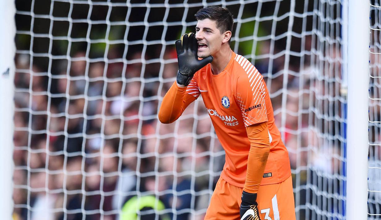 5. Thibaut Courtois (Kiper) - Pemain berusia 25 tahun ini mampu tampil impresif bersama London Biru. Bila dibandingkan dengan kiper papan atas Premier League lainnya, pria asal Belgia ini hanya bergaji 120 ribu pounds per pekan. (AFP/Glyn Kirk)