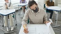 Ilustrasi ujian, mengerjakan soal. (Foto oleh Andy Barbour: https://www.pexels.com/id-id/foto/orang-orang-meja-tulis-laki-laki-perempuan-6684286/)