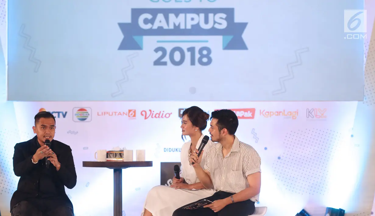 Komentator olahraga, Valentino Simanjuntak saat berbagi pengalaman kepada peserta EGTC 2018 di Graha Sanusi Hardjadinata, Universitas Padjajdaran, Bandung, Kamis (6/12). Valentino Simanjuntak juga memberi motivasi. (Liputan6.com/Helmi Fithriansyah)