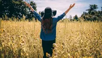 Ilustrasi bahagia, menikmati hidup, bebas. (Photo by Alora Griffiths on Unsplash)