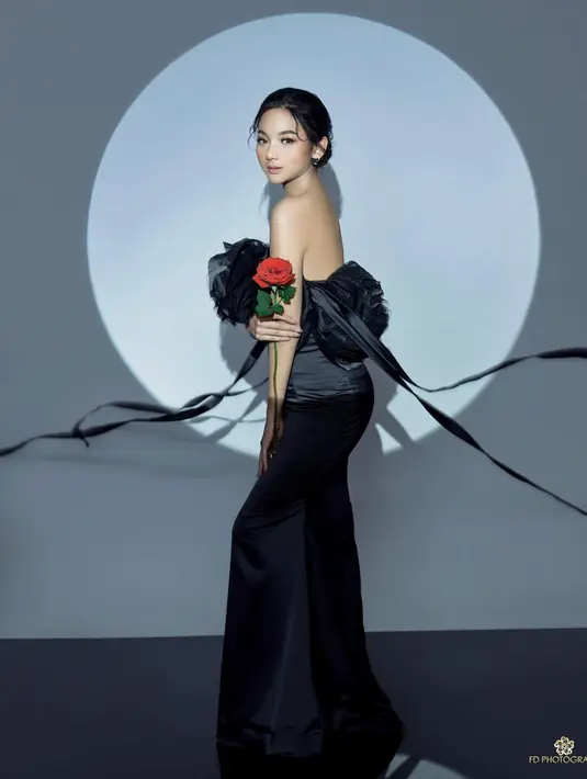 Penampilan Glenca disempurnakan dengan pulasan makeup flawless dari MUA Vuva Melianti dan gaya rambut bun hasil tangan @ami1890_hairstylist. (Instagram/fdphotography90).