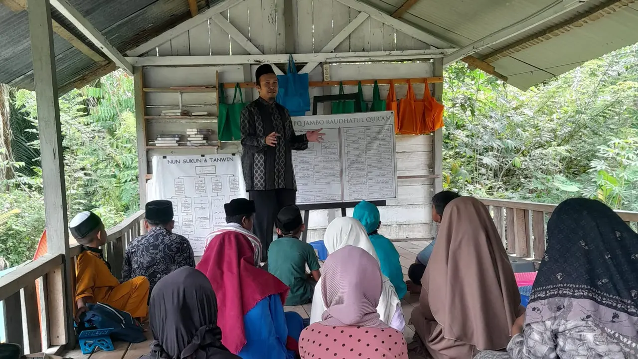 Pakar ilmu Al-Qur'an STAIN Meulaboh, Tabsyir Masykar tetap jadi guree aleh ba (guru alif ba) di Alue Peunyareng, Ujong Tanoh Darat Kabupaten Aceh Barat. (Foto: Kemenag)