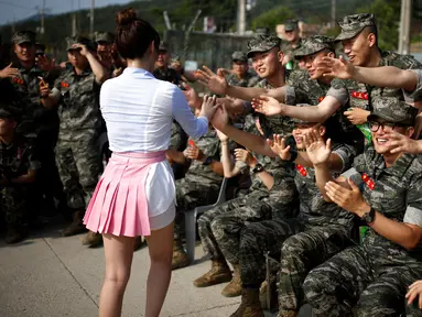 Tentara Korsel tampak girang saat dihibur penyanyi Kpop saat sela-sela latihan militer di pangkalan laut dekat zona demiliterisasi yang memisahkan Korea Selatan dan Korea Utara, Gimpo, Korea Selatan, 10 Juni 2016. (REUTERS / Kim Hong - Ji)