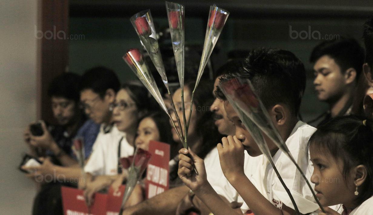 Para fans saat menanti kedatangan pemain timnas Indonesia tiba di Bandara Soekarno-Hatta, Tangerang, Rabu, (30/8/2017). Pemain Indonesia disambut para fans sepulangnya dari SEA Games di Malaysia. (Bola.com/M Iqbal Ichsan)