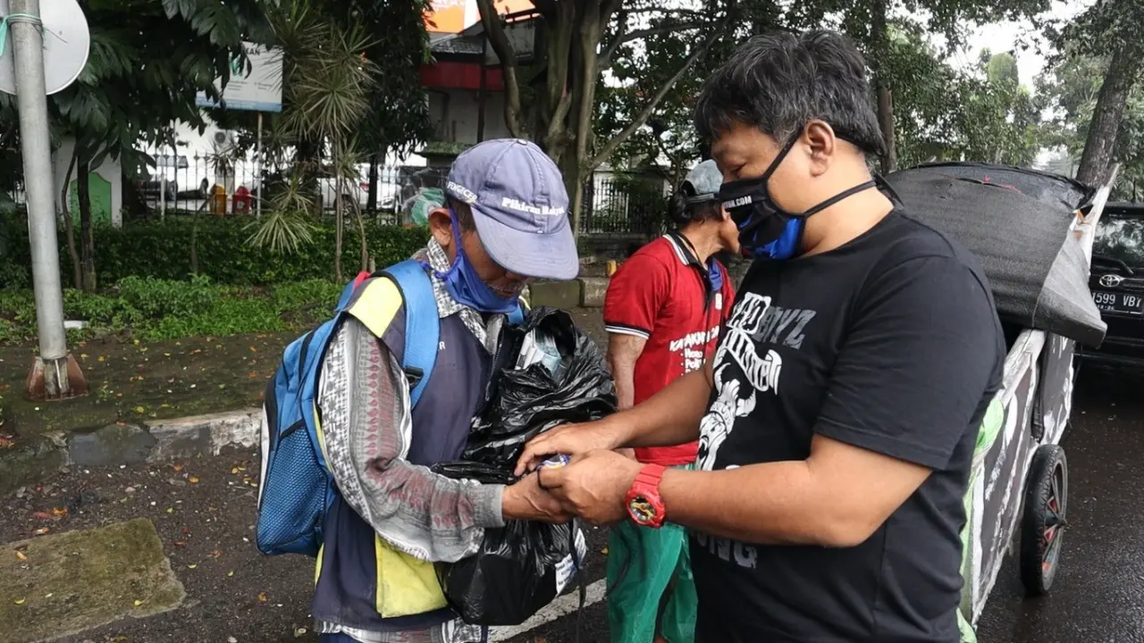 Bobotoh bagikan masker dan sembako