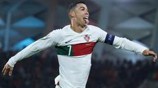 Penyerang Portugal, Cristiano Ronaldo merayakan setelah mencetak gol pertama timnya ke gawang Luksemburg selama pertandingan grup J kualifikasi Euro 2024 di Stade de Luxembourg, di Luksemburg, Senin, 26 Maret 2023. (AFP/Kenzo TRIBOUILLARD)