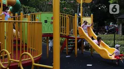 Anak-anak bermain di RPTRA Bhineka Jakarta Selatan, Sabtu (30/7/2022). Selain menjadi alternatif mengisi libur bersama keluraga, taman juga menjadi ruang bagi warga untuk berinteraksi sosial sekaligus mengeduksi anak untuk bermain bersama teman-teman dengan wahana yang tersedia. (Liputan6.com/Johan Tallo)