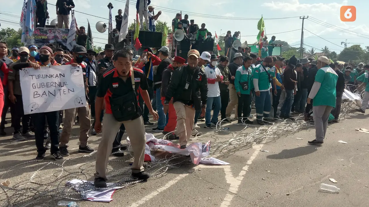 Buruh Terobos Kawat Berduri di Depan Kantor Gubernur Banten, Wahidin Hali,. (Rabu, 05/01/2022). (Liputan6.com/Yandhi Deslatama).