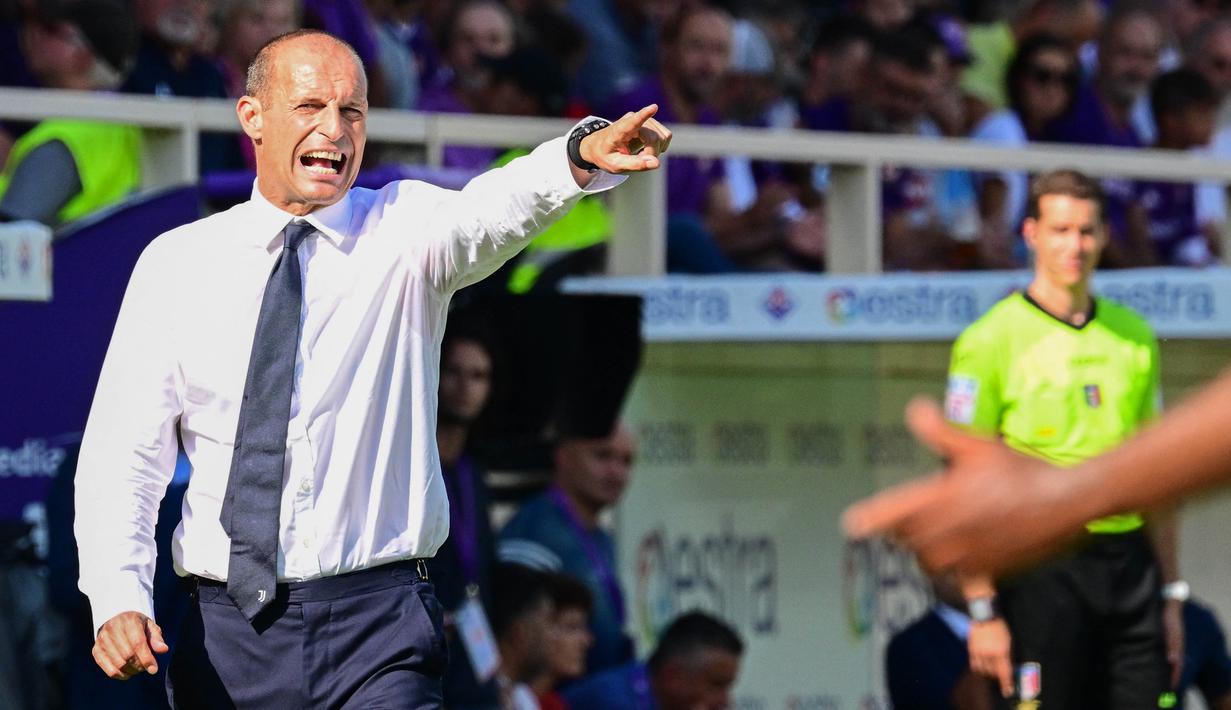 Pelatih Juventus, Massimiliano Allegri tampak tak senang usai timnya bermain imbang 1-1 melawan Fiorentina. Dalam pertandingan tersebut ia mendapatkan kartu kuning dari wasit pada menit ke-54. (AFP/Vicenzo Pinto)