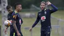 Striker Brasil, Neymar, bersama Gabriel Jesus saat mengikuti sesi latihan jelang laga Kualifikasi Piala Dunia di  Teresopolis, Barsil, Rabu (4/10/2017). Brasil akan berhadapan dengan Bolivia. (AP/Silvia Izquierdo)