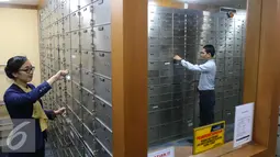 Karyawan memeriksa lemari Safe Deposit Box (SDB) di kantor cabang Bank Mandiri di Jakarta, Selasa (26/4). Melalui layanan SDB ini, nasabah dapat menitipkan aset berharga dengan aman dan biaya terjangkau. (Liputan6.com/Angga Yuniar)