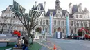 Warga bekerja di bawah panel surya selama instalasi pameran " Paris de L' Avenir " , sebuah karya untuk solusi iklim di Paris, Perancis, (26/11). Instalasi seni ini dipasang untuk menjelang KTT Iklim COP21 di Paris. (REUTERS/Eric Gaillard)