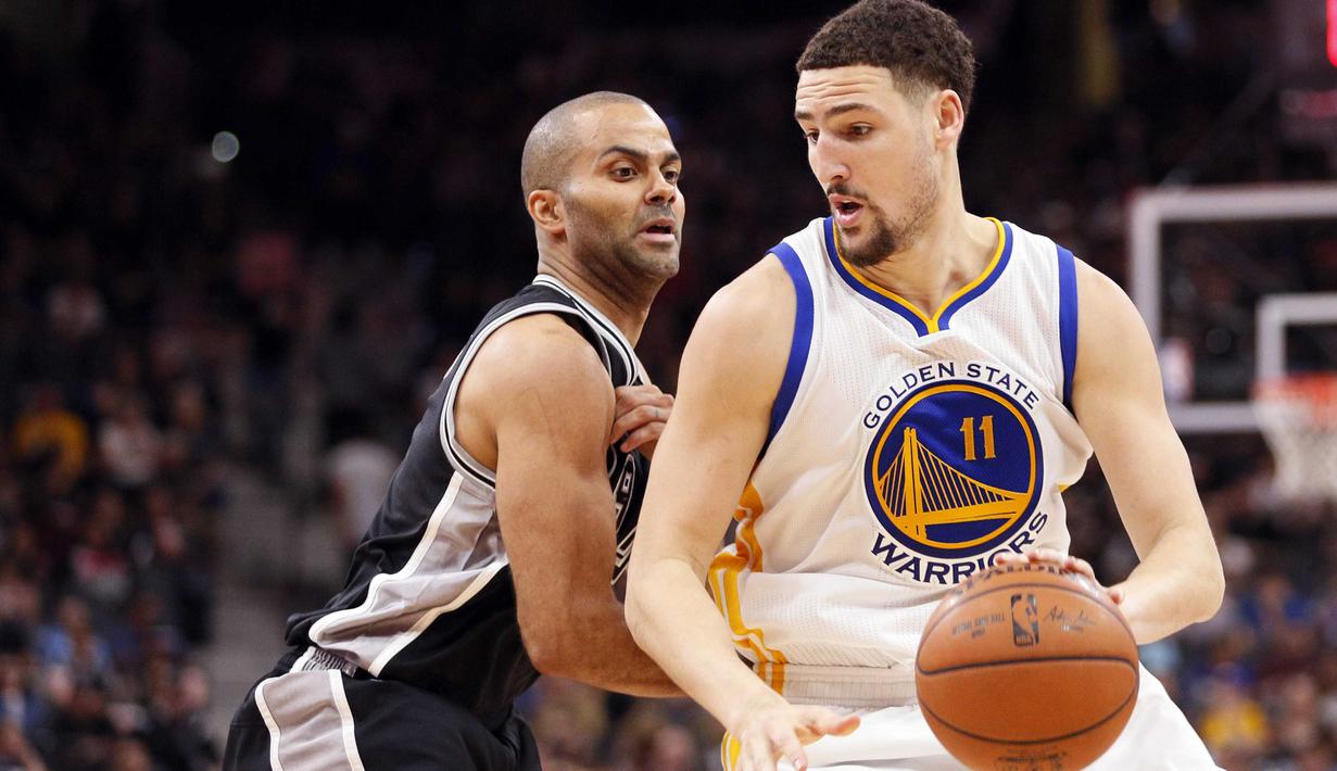 Duel pemain Golden State Warriors, Klay Thompson (11), dan pemain San Antonio Spurs, Tony Parker, pada lanjutan NBA di AT&T Center, San Antonio, AS, (10/4/2016). Warriors menang 92-86. (Reuters/Soobum Im-USA Today Sports)