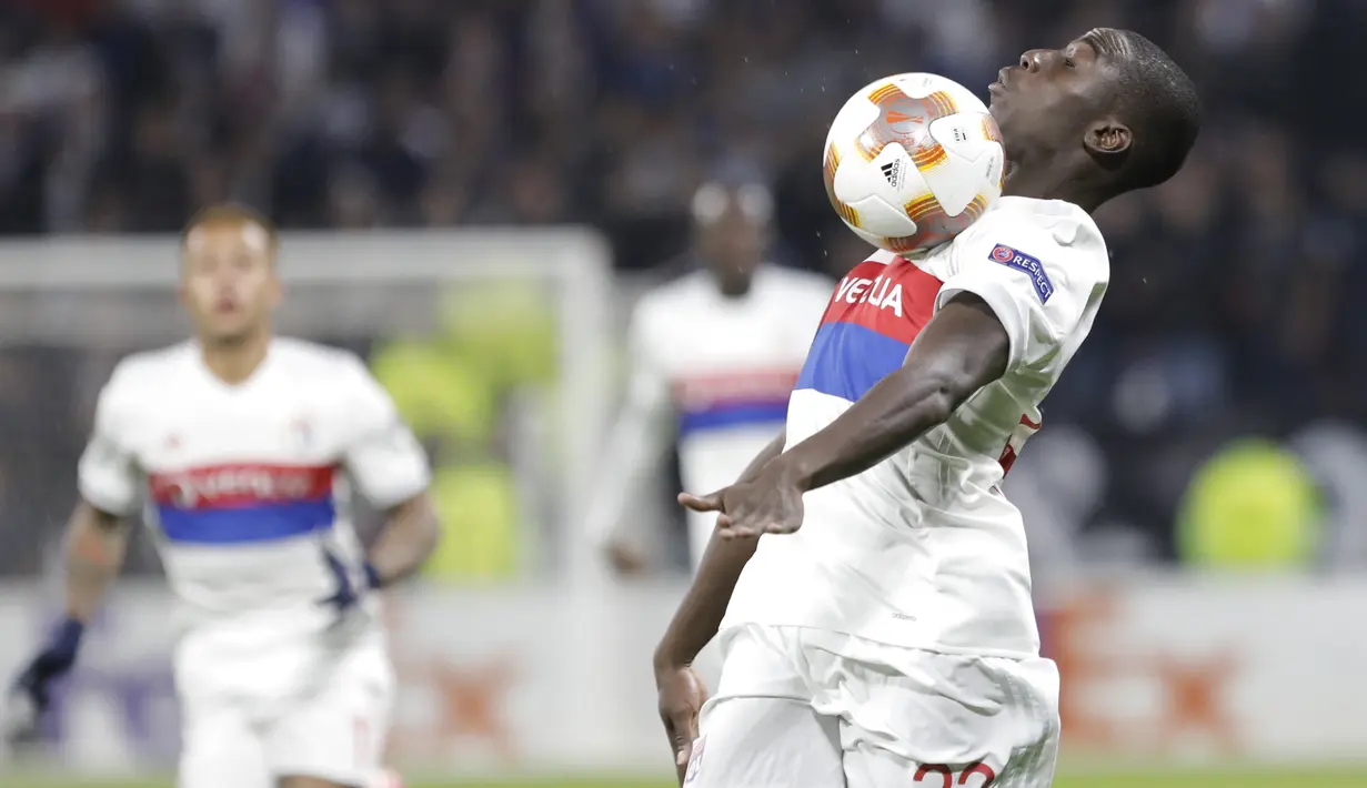 Aksi pemain Lyon, Ferland Mendy melakukan kontrol bola saat melawan Everton pada laga grup E Europe League di Groupama Stadium, Lyon, (2/11/2017). Everton kalah 0-3. (AP/Laurent Cipriani)