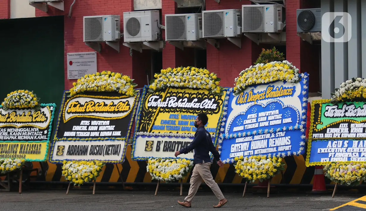 Sejumlah karangan bunga belasungkawa atas meninggalnya putra Gubernur Jawa Barat (Jabar) Ridwan Kamil, Emmeril Khan Mumtadz atau Eril di Bandara Soekarno Hatta, Tangerang, Minggu (12/6/2022). Jenazah yang bertolak dari Bern, Swiss, akan tiba sekitar pukul 15.45 WIB dengan pesawat Qatar Airways QR 95. (Liputan6.com/Angga Yuniar)