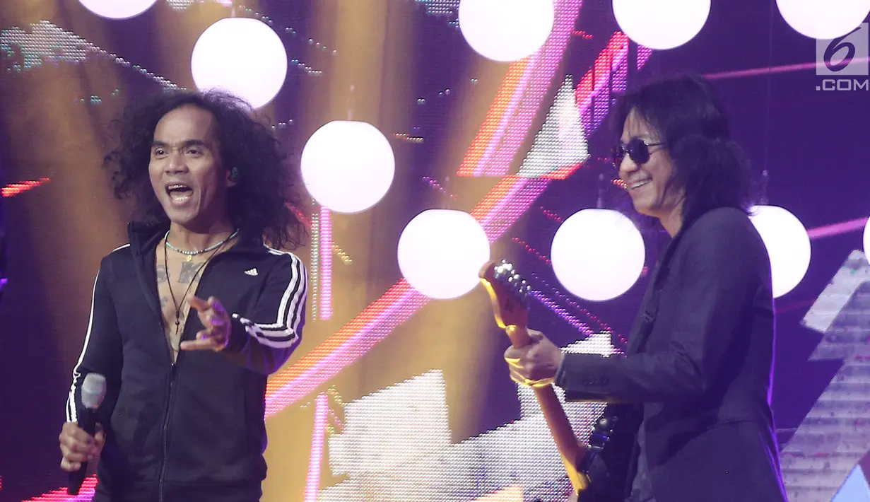 Penampilan vokalis dan gitaris Slank, Kaka (kiri) dan Abdee dalam acara Badai Uang Ratusan Miliar yang dipersembahkan oleh Bukalapak di Jakarta, Kamis (26/7). (Liputan6.com/Herman Zakharia)