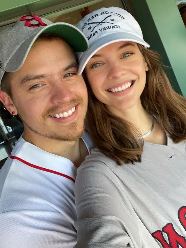 Potret Barbara Palvin dan Dylan Sprouse, Resmi Tunangan