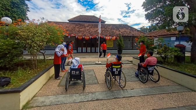 Penyandang disabilitas dari Komunitas Roemah Difabel Semarang melakukan upacara bendera HUT ke-75 RI di Halaman Sobokarti Semarang, Senin (17/8/2020). Upacara ini sebagai salah satu bukti rasa berbangsa dan cinta tanah air serta ungkapan dalam menghargai jasa para pahlawan. (Liputan6.com/Gholib)