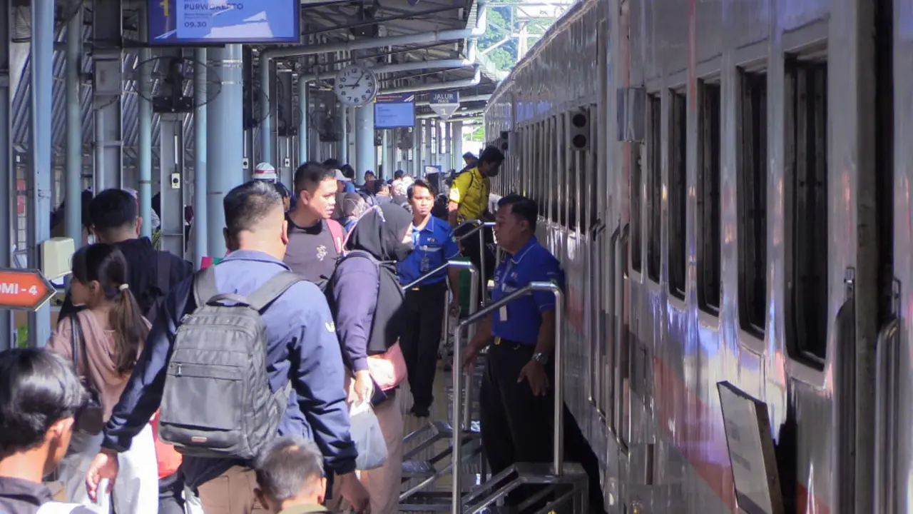 Sepanjang 18-25 Desember 2025, KAI melayani 1.760.221 pelanggan kereta api jarak jauh dan kereta api lokal di berbagai wilayah. (Foto:KAI)
