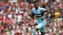 1. Reece Oxford, menurut Mirror, niat MU untuk mendatangkan bek West Ham ini akan menemui kesulitan. Pasalnya, The Hammers berencana memberikan perpanjangan kontrak bagi pria Inggris berusia 19 tahun itu. (AFP/IKIMAGES)