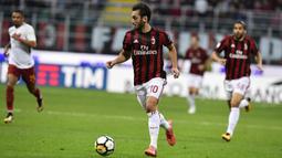 Gelandang AC Milan, Hakan Calhanoglu, menggiring bola saat melawan AS Roma pada laga Serie A Italia di Stadion San Siro, Milan, Minggu (1/10/2017). Milan kalah 0-2 dari Roma. (AFP/Miguel Medina)