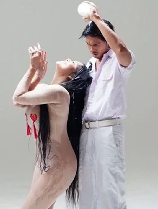 Penyanyi Denada menari di samping seorang pria dengan tubuh dilumuri air susu di video klip terbarunya. Video klip terbaru Denada ini diunggah Denada pada akhir minggu lalu. (Instagram/@denadaindonesia)