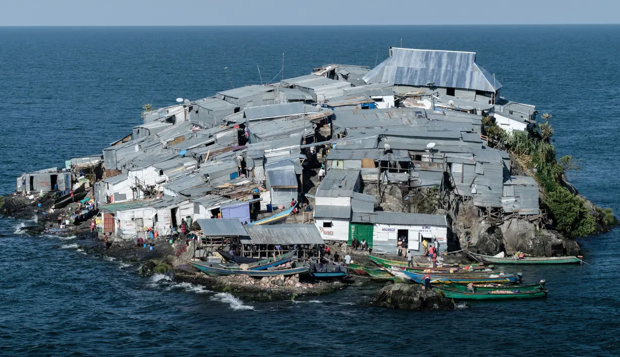 Gambar 5 Oktober 2018, pandangan umum pulau Migingo di Danau Victoria, perbatasan Uganda dan Kenya. Pulau ini adalah tempat tinggal bagi 131 orang (menurut sensus 2009) yang tinggal di rumah berdinding seng dan tumpang tindih. (Yasuyoshi CHIBA/AFP)