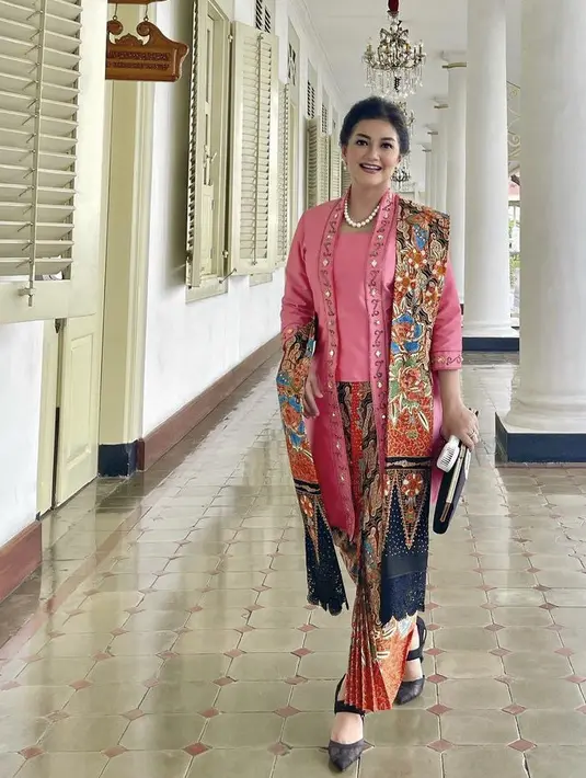 Makeup pun disesuaikan dengan warna kebaya, serta lipstik boldnya. Rambutnya pun ditata sanggul modern. [Instagram/@bellasaphiraofficial]