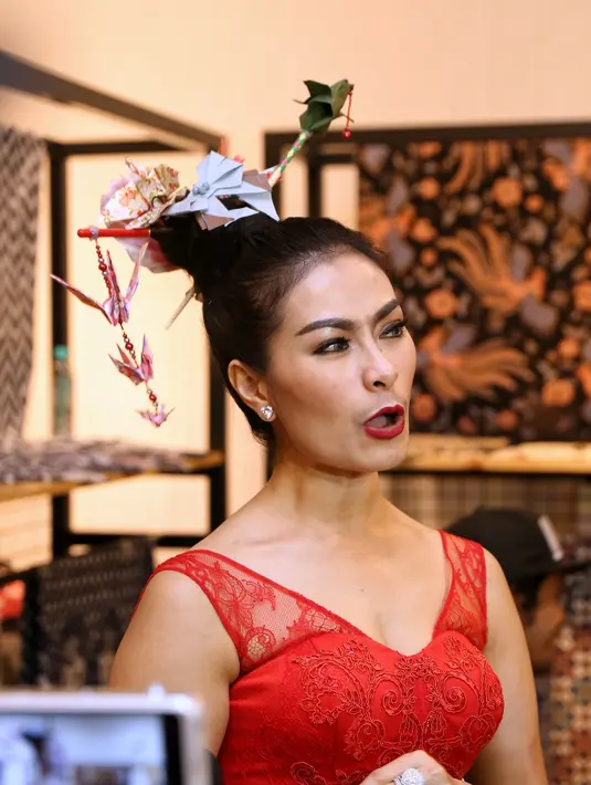 "Iya aku bilang sih mereka benar-benar mikirin banget dari negara-negara lain, bersaing banget, tahun kemarin aja si Timor Leste sama Thailand kan peserta baru tapi mereka sudah menunjukan bagaimana pesatnya," kata Iis Dahlia. (Deki Prayoga/Bintang.com)