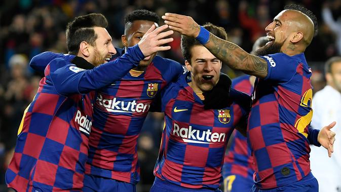 Para pemain Barcelona merayakan gol. (AFP/Lluis Gene)