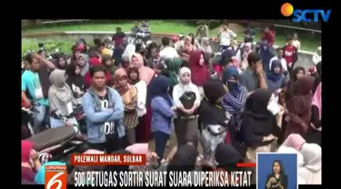 Puluhan aparat kepolisian dan petugas KPU memeriksa barang bawaan, seperti tas, kunci motor, saku celana, dompet hingga telepon genggam.