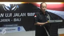 Menristekdikti Mohammad Nasir memberikan kata sambutan saat seremoni pelepasan 'GESITS Tour de Jawa Bali' di Jakarta, Senin (7/11). Uji jalan ini dilakukan untuk mengukur kesiapan berbagai aspek sebelum Gesits diproduksi massal (Liputan6.com/Helmi Afandi)