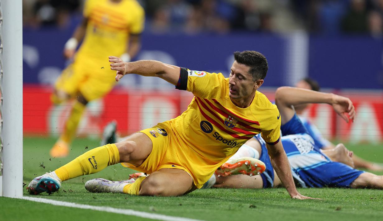 Striker Barcelona, Robert Lewandowski mencetak gol ke gawang Espanyol pada laga Liga Spanyol 2022/2023 di RCDE Stadium, Cornella (14/5/2023). Robert Lewandowski baru didatangkan Barcelona pada awal musim 2022/2023 dari Bayern Munchen. Ia langsung tampil tajam bersama Barcelona yang hingga kini telah mencetak 33 gol dari 45 laga di semua ajang. Jiwa kepemimpiannya telah terbukti dengan dipercaya menjadi kapten Timnas Polandia. (AFP/Lluis Gene)