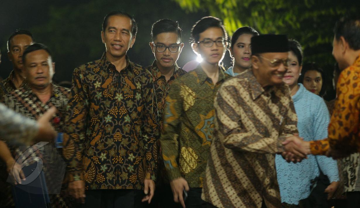 Keluarga Presiden Joko Widodo saat tiba di kediaman calon mempelai wanita, Selvi Ananda, Jawa Tengah, Selasa (9/6/2015). Jokowi bersama keluarga akan melakukan lamaran kepada keluarga Selvi Ananda. (Liputan6.com/Faizal Fanani)