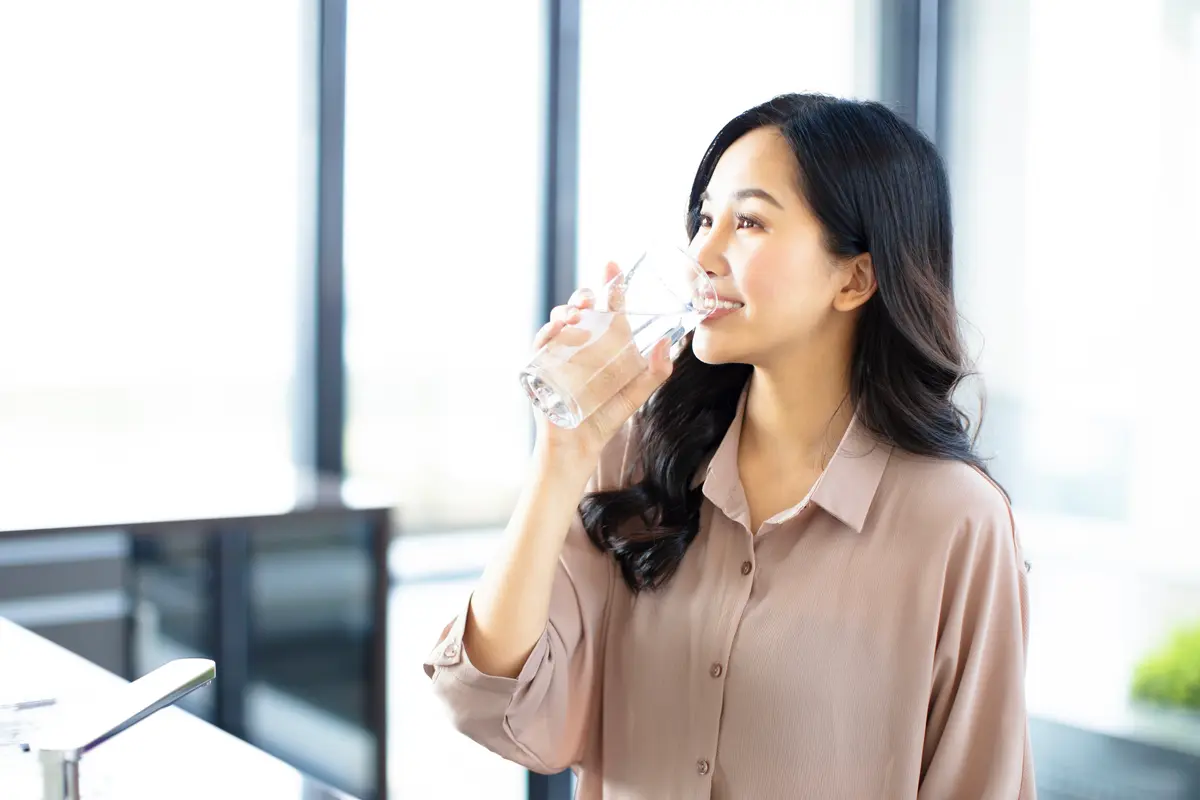 perempuan minum air putih